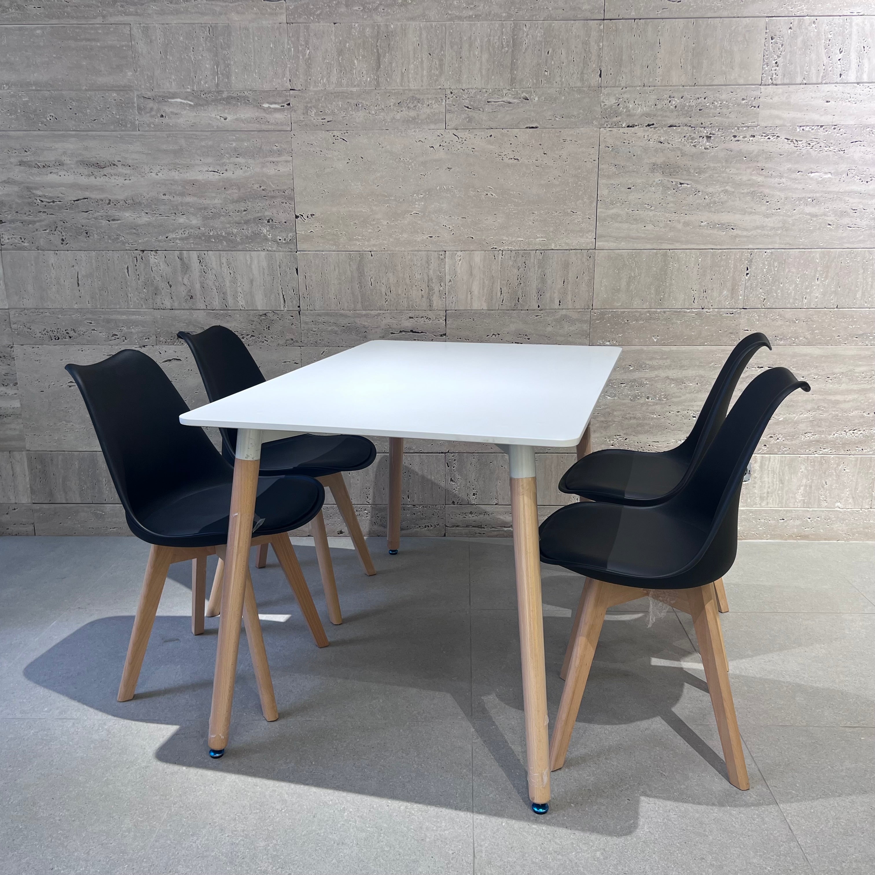 TABLE A MANGER 120*80 CM AVEC 4 CHAISES PERLA